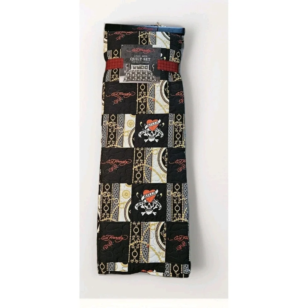 Ed Hardy 3pc Queen Quilt W/2 Shams Set Black Love Kills Skull Chain Print NWT.